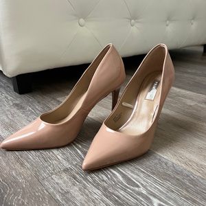 Size 7. Worn a few times. Pretty good condition!